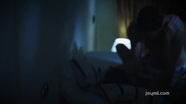 Брюнетка с небольшими сиськами предпочла секс завтраку - #1