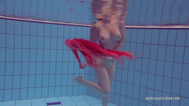 Рыжеволосая показала сиськи в бассейне - #10