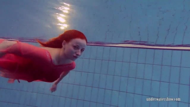 Рыжеволосая показала сиськи в бассейне - #2