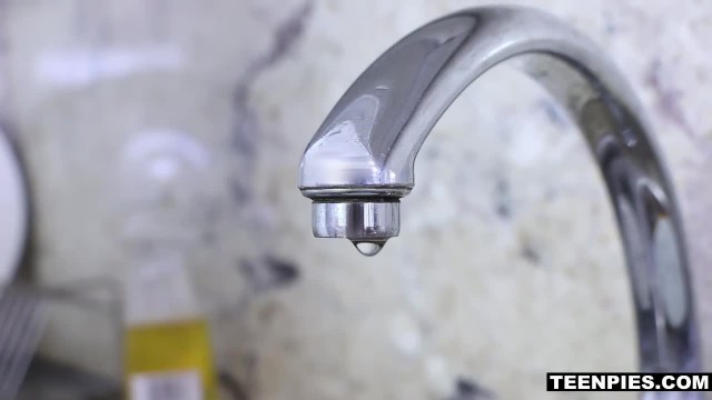 Отчим трахнул падчерицу на кухне - #1