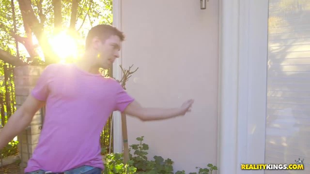 Грудастая милфа кончает от молодого члена - #1