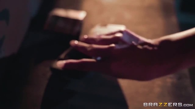 Танцовщица подставила киску для клиента - #2