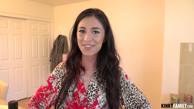 Худышка соблазнила соседа мастурбацией - #1